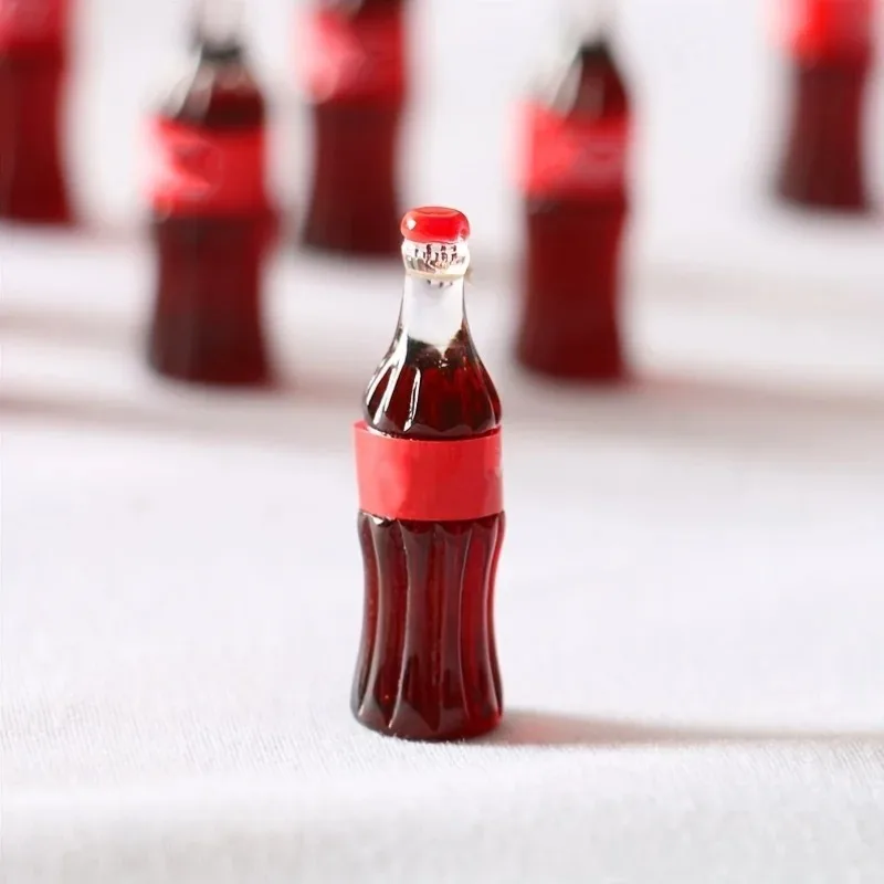 10 Stück Miniatur-Cola-Flaschenmodelle – realistisches Puppenhaus-Getränkezubehör, verschiedene Farben, ABS-Material, für den Haushalt geeignet – Detail 3