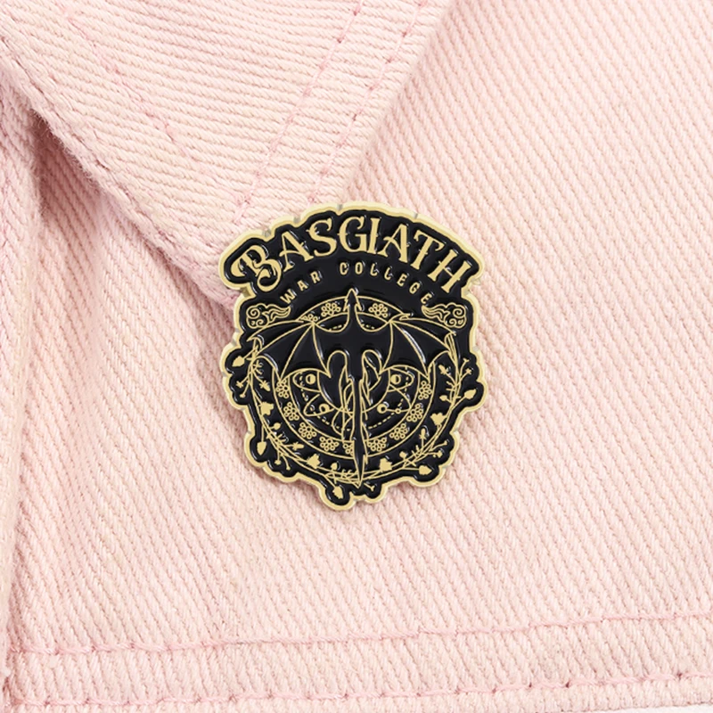 Basgiath War College Vierter Flügel Emaille Pin Fantasy Reader Black Dragons Brosche Revers Abzeichen Schmuck Geschenk für Bücherwurm Freunde ﻿