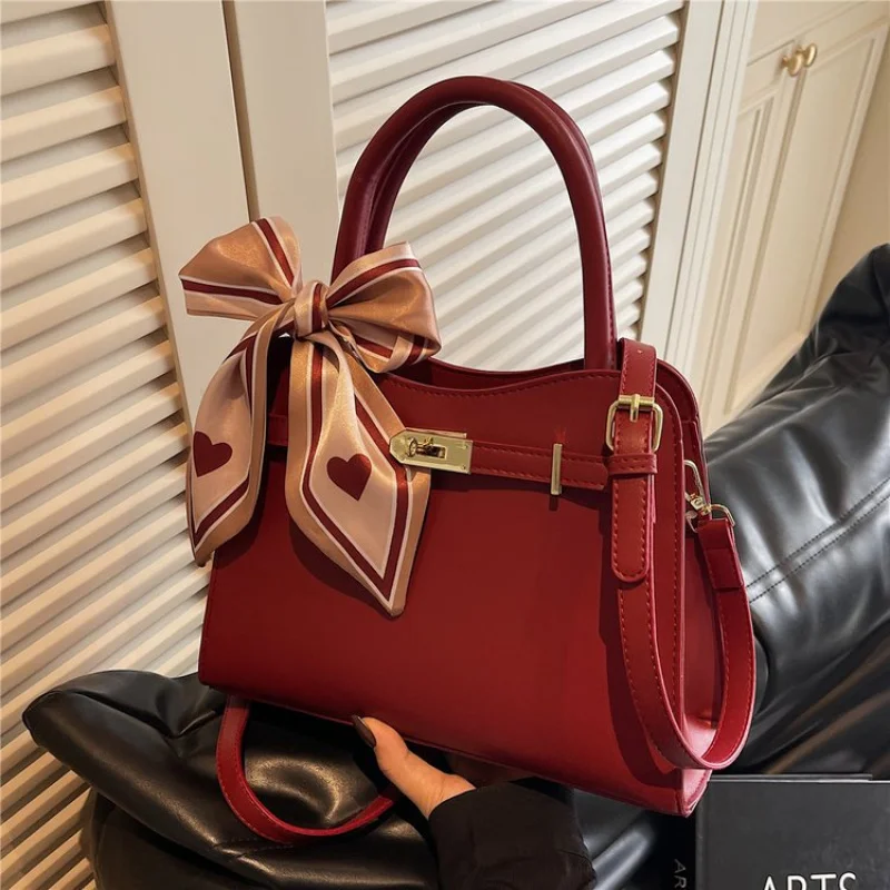 

Известная дизайнерская кожаная сумка через плечо для женщин. Элегантная классическая популярная из роскошного бренда. Тенденция женской сумки.