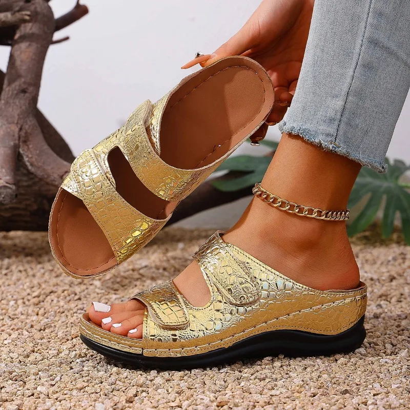 

Женские шлепанцы на танкетке 2026: Новинка лета, комфортные, с двойной пряжкой, с открытым носком, на толстой подошве, повседневные, женские тапочки