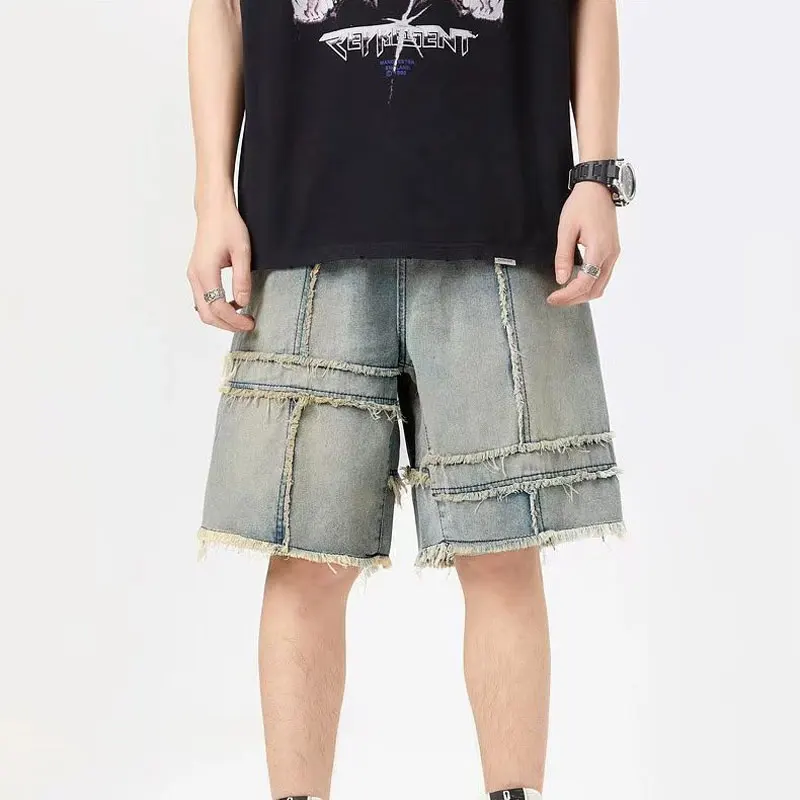 Immagine 5: Pantaloni in denim da uomo con frange e lavaggio effetto invecchiato, stile American Vintage, per un look giovanile e vivace, modello estivo a gamba dritta e vestibilità ampia, lunghezza al ginocchio.