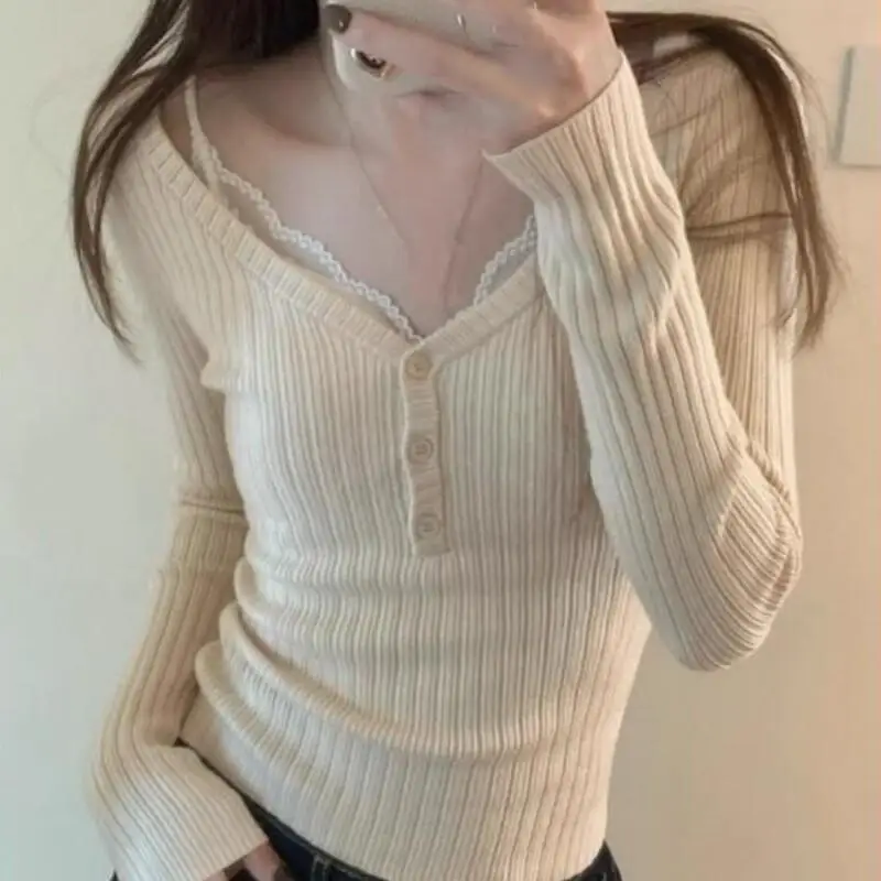 

Корейский вязаный свитер Pure Desire с полуоткрытым V-образным вырезом и пуговицами в виде кружева в качестве основы, универсальная осенняя, элитная и повседневная базовая рубашка.