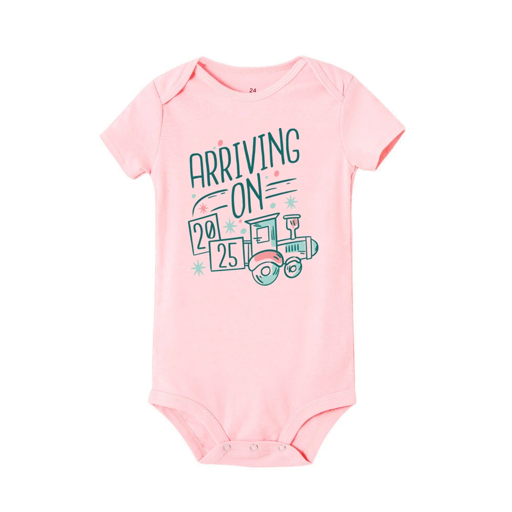 ARRIVING ON 2025 Print Baby Romper Pregnancy Announcement Short Sleeve Infant Bodysuit 2025 Casual Newborn Jumpsuit Clothes