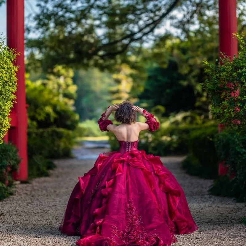 カスタマイズされた光沢のあるワインレッドのキンセアニェーラドレスオフショルダースパンコールアップリケフラワーロングテールボウ Vestido 15 Quinceanera