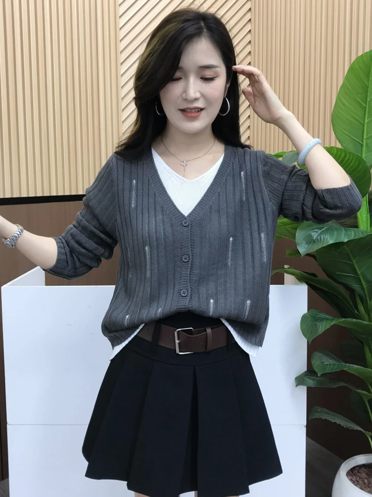 Elegancki sweter damski przeciwstarzeniowy, idealny na dojazdy do pracy, swobodny, dzianinowy, prosty, uniwersalny, średnio cienki, z dekoltem w serek, długi rękaw.