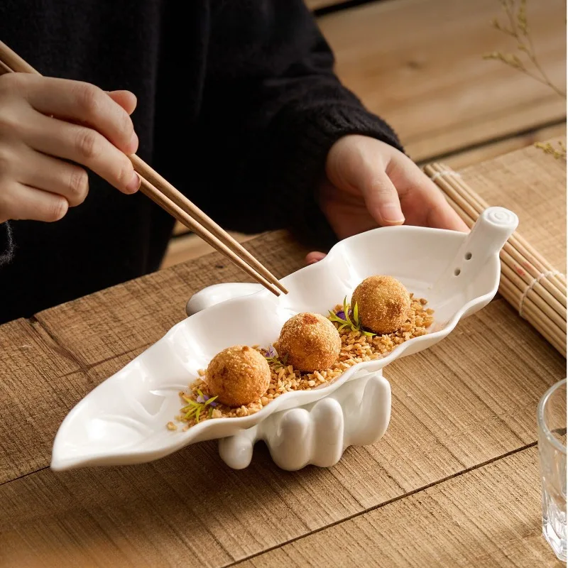Creative White Hand-leaf Porcelain Dining Plate Hotel Tableware Abstract Irregular Plate Desserts Ceramic Plate Kitchen Utensil