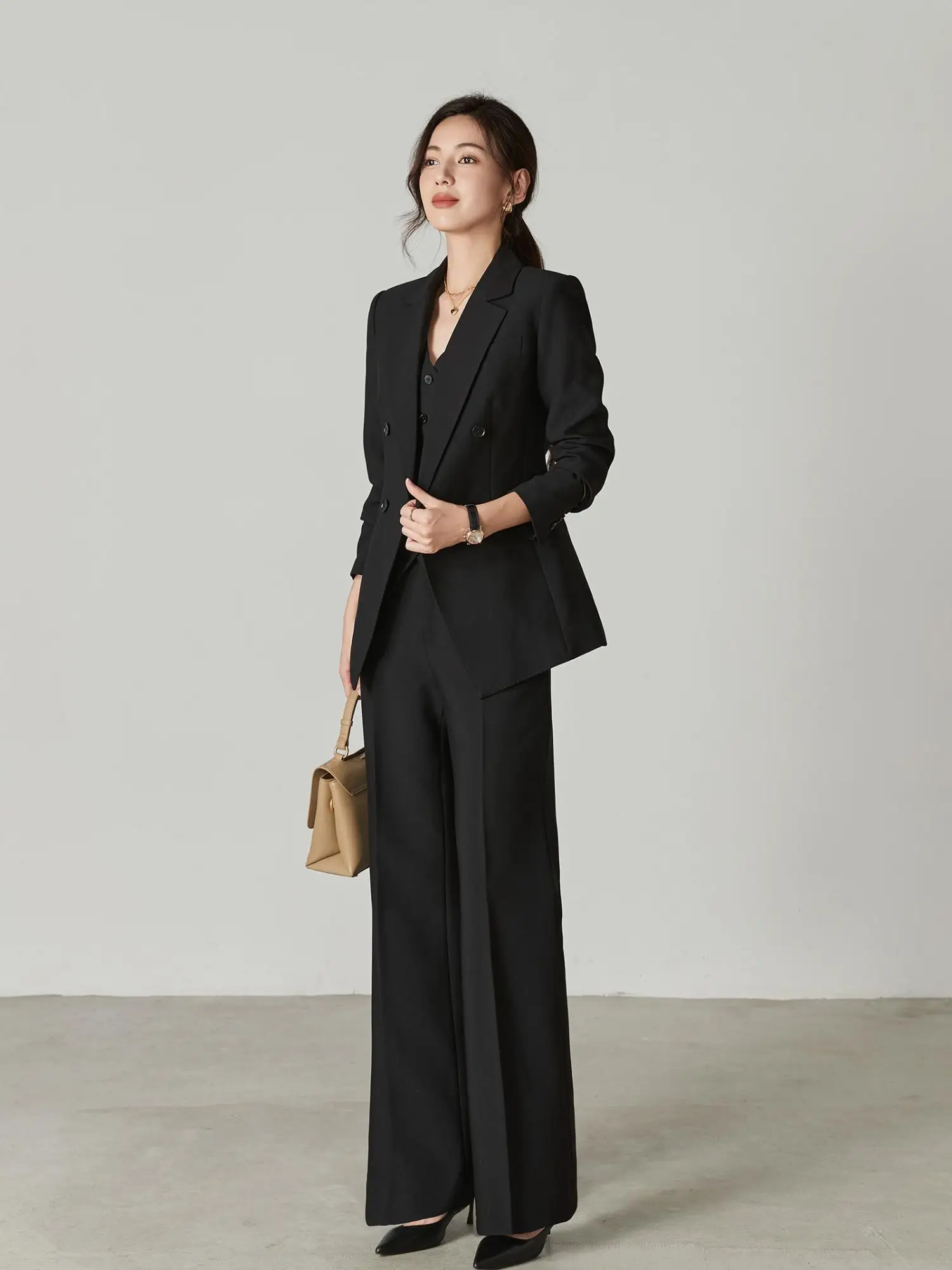 

Деловой повседневный женский осенне-зимний костюм-двойка: приталенный жакет с двубортной застежкой и брюки-палаццо для офиса