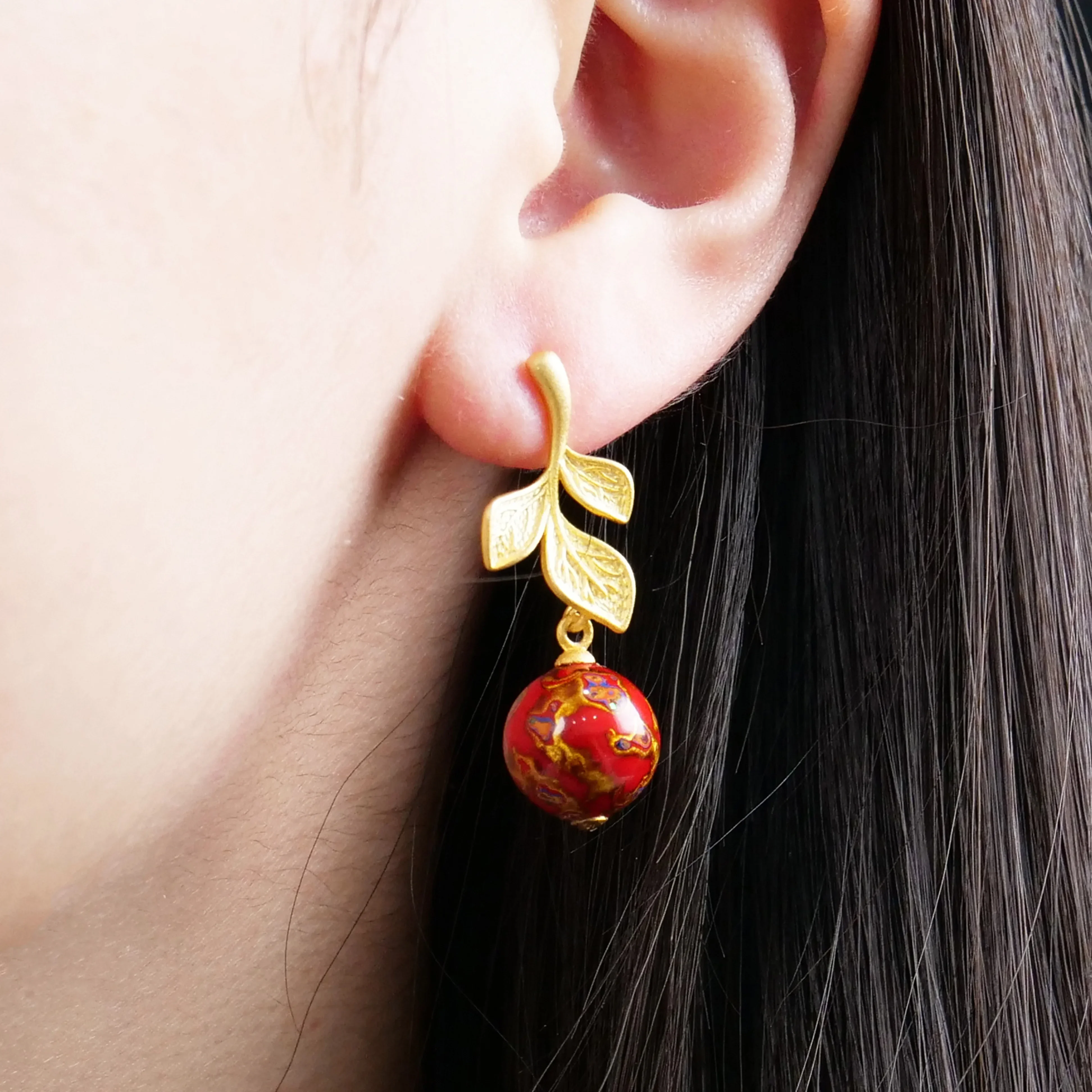 

Red lacquer bead earrings spherical with leaf shape, gold lines, copper gold plated, high-grade earrings