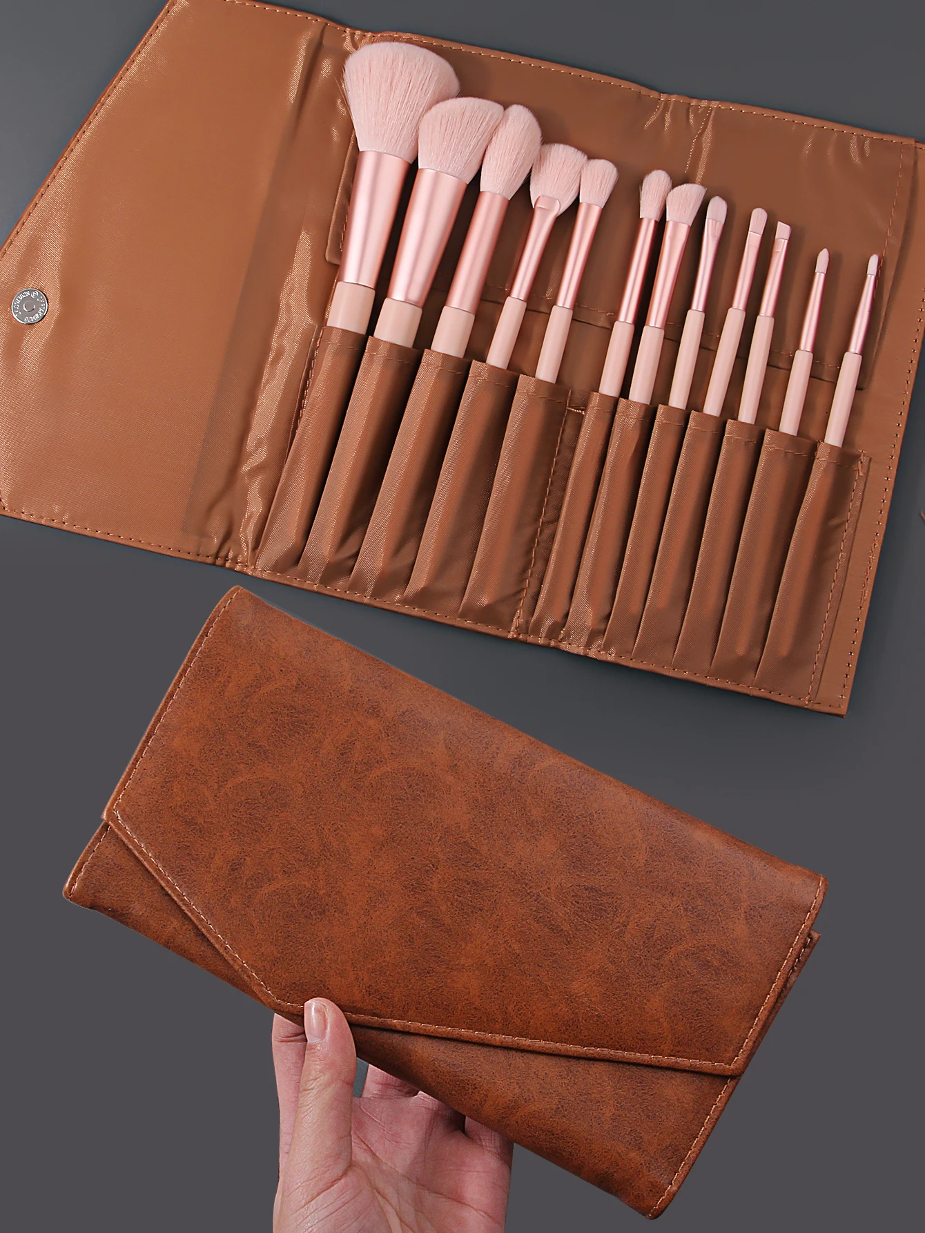 Das 13-teilige Make-up-Pinsel-Set mit hohem Erscheinungsbild ist eine multifunktionale Gesichtsbürste und eine tragbare Retro-Aufbewahrungstasche