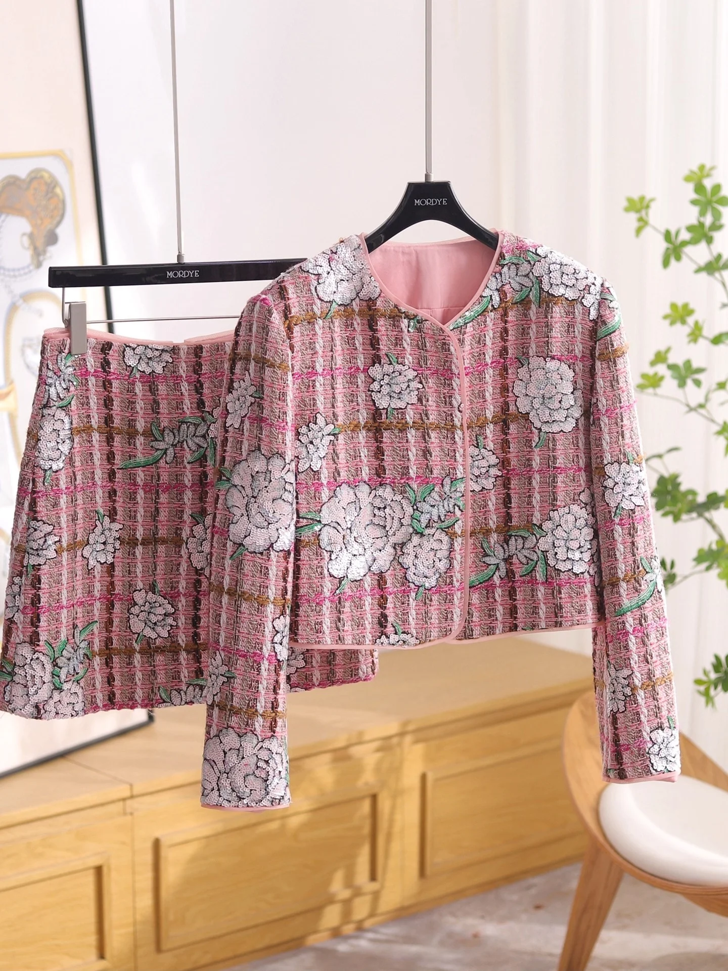 

Элегантный комплект из укороченного пальто и юбки с вышивкой в виде мелких цветов, блестящими пайетками и твидом с эффектом грубой фактуры, женская модная одежда из двух предметов