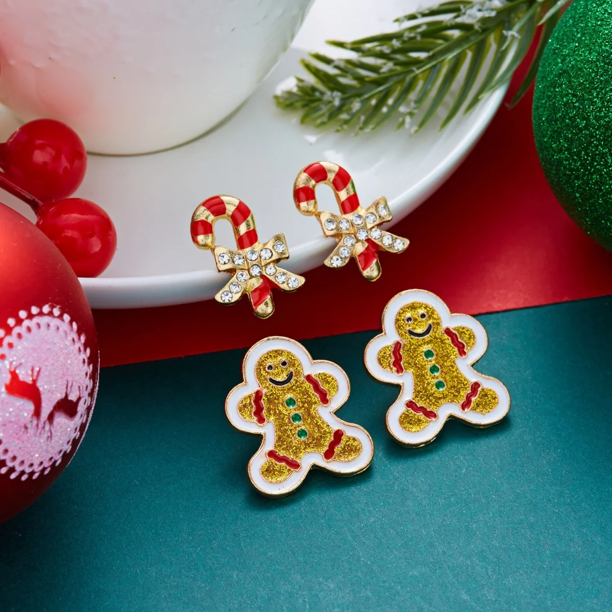 2 Paar/Set Weihnachtsbaum-Schleifen-Hirsch-Ohrstecker für Damen, niedliche Lebkuchenmann-Weihnachtsmann-Schlitten-Krücken-Ohrringe, Schmuck – Detail 23