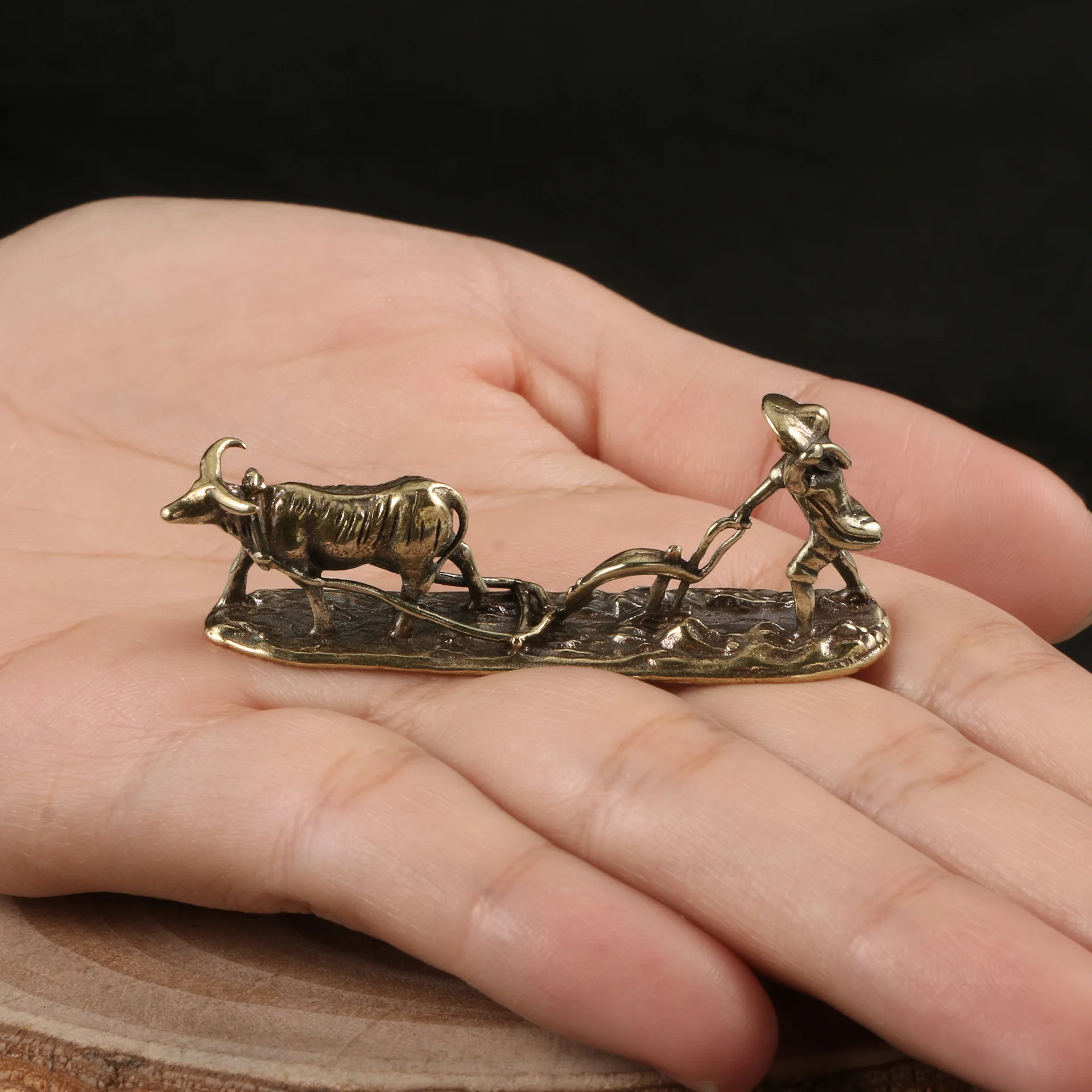 Old Farmer and Cow Living Room Decoration Vintage Home Decor Collection of Tea Pet Bronze Carving Handholds Metal Crafts