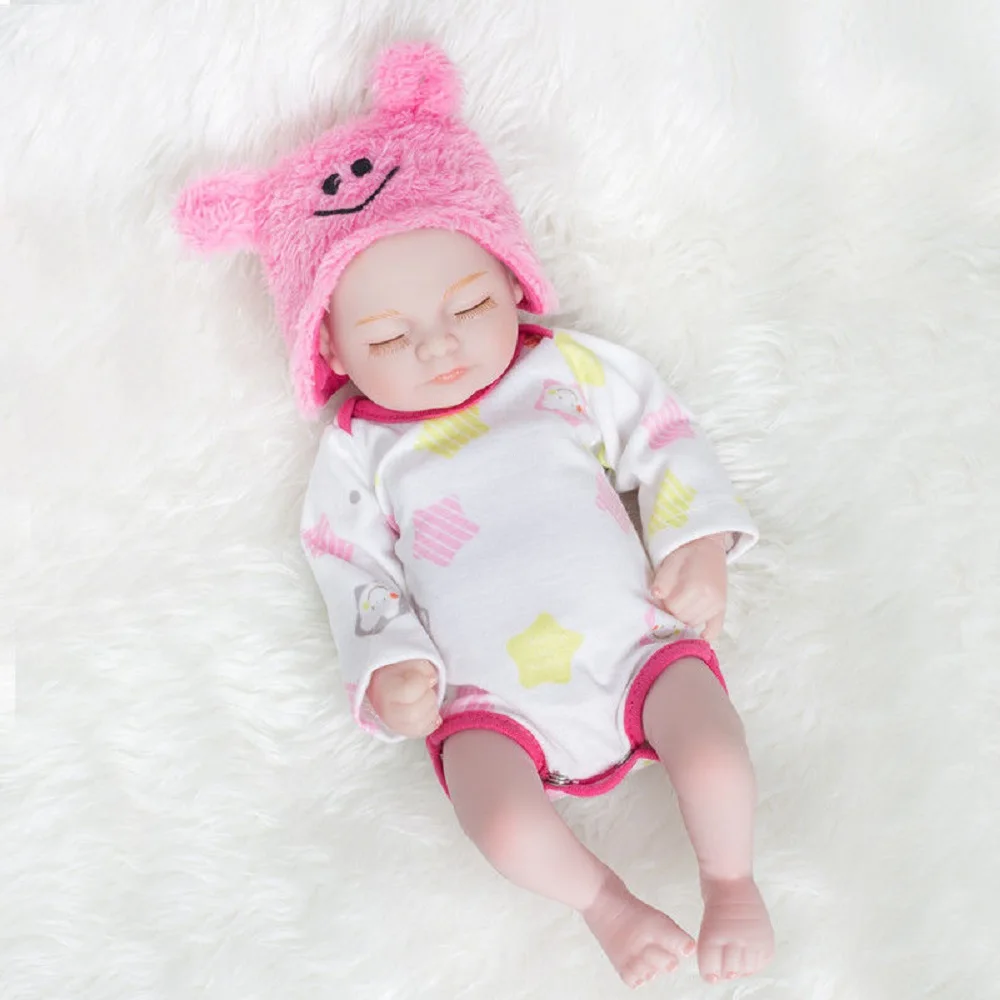 Paire de poupées Reborn en vinyle édition rare de 10 pouces |   Un œil ouvert et un œil fermé |   Bandeaux et compagnon en peluche bleu et rouge