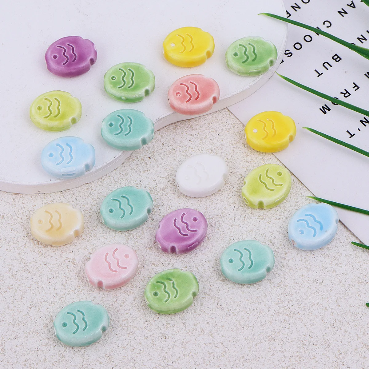 1/5 Uds. Cuentas perforadas en forma de pez lindo de dibujos animados coloridos de cerámica para joyería hecha a mano DIY Material de accesorios de cuentas