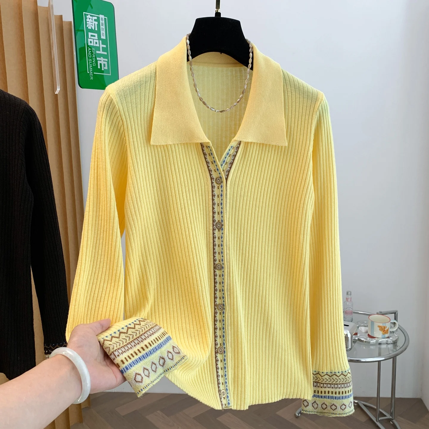 Retro Floral Knitwear Button up V-Neck Slimming Contrast Color Collar Open Cardigan Top for Women Autumn Casual Style