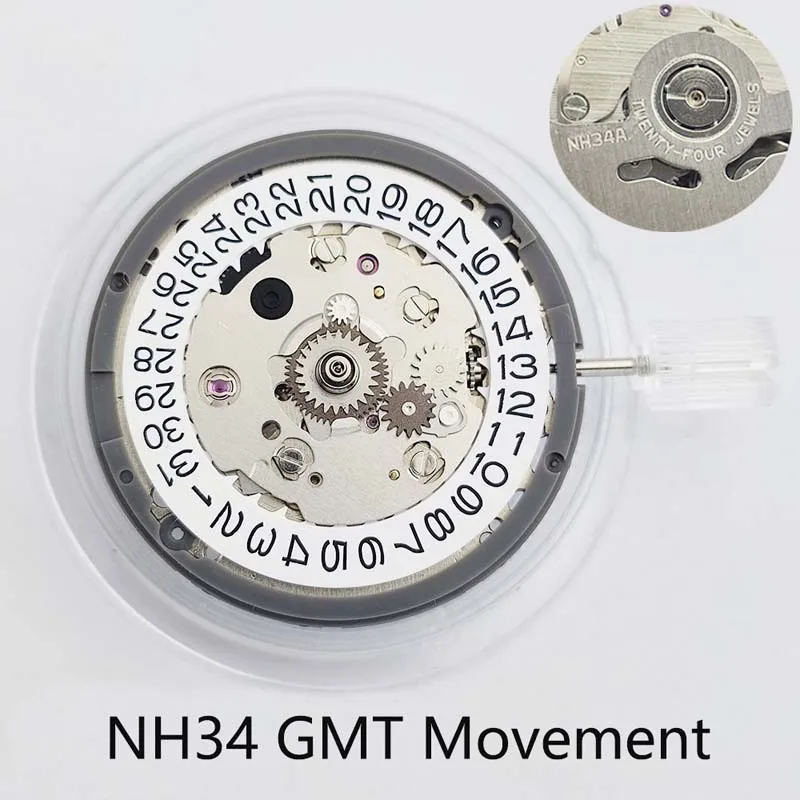 Echtes NH34-Uhrwerk mit GMT-Funktion und Datumsfunktion bei 3-Uhr-Kronenposition mit weißen Rädern