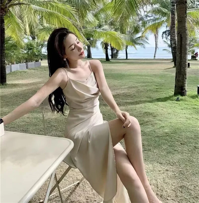 KEYANKETIAN 2024 nowa premiera damska wewnętrzna satynowa sukienka na ramiączkach po prostu seksowna szczupła plisa dekoracja bez pleców z rozcięciem w połowie sukienka do łydki