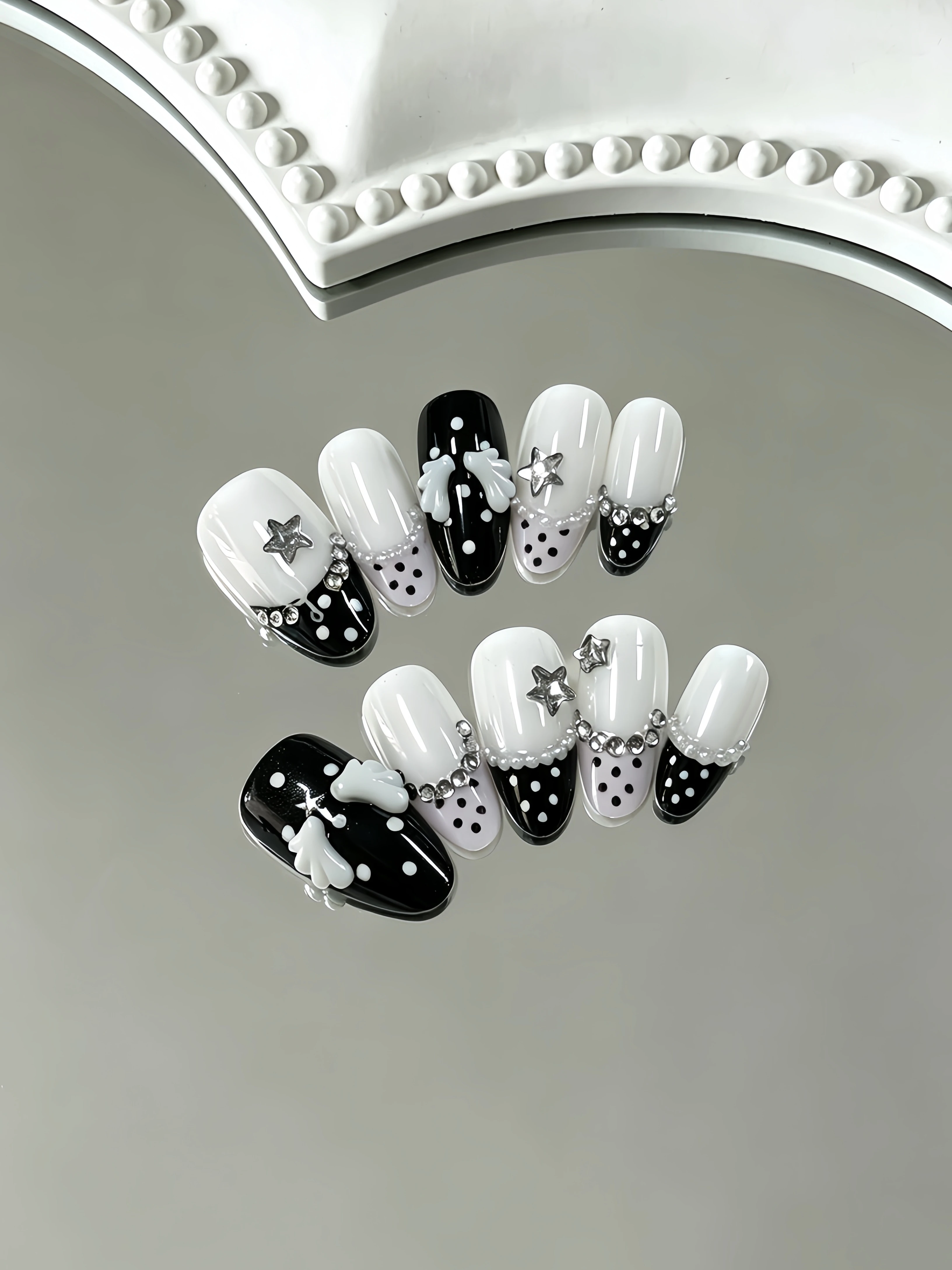 10 Pieces of Almond-Shaped Nails, Black and White Contrasting Color Press-On Nails, Delicate Long Fake Nails with Bowknot and Silver Stars, Sweet and Cool Energetic Girl Nail Art, Halloween Themed Nail Pieces