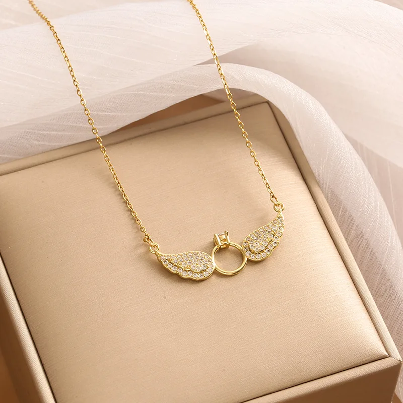Nuova collana corta di Douyin Fashion con diamanti pieni, ali d'angelo e accessori per catene alla clavicola