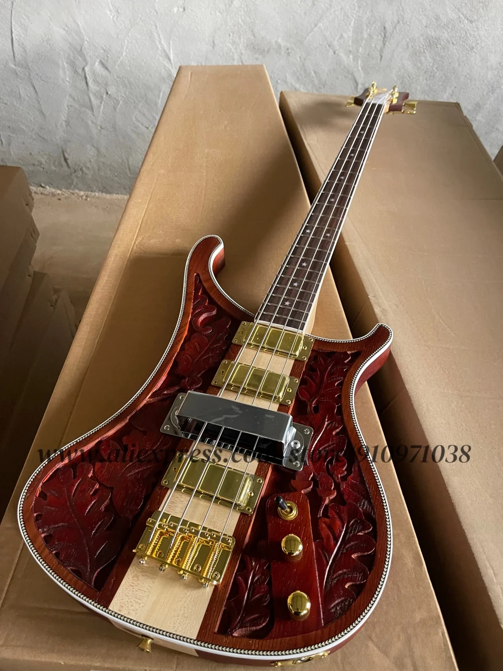 

4-string matte red-brown bass, fixed bridge, maple neck running through beech body, carved patterns, golden tuner