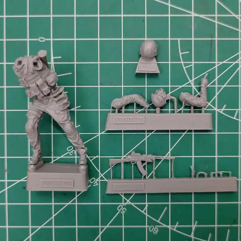 1/35 Die Cast Modern Military Resin Figure Model Kit Russian SSO Soldier, Firing AK Gun Unassembled and Unpainted 082X