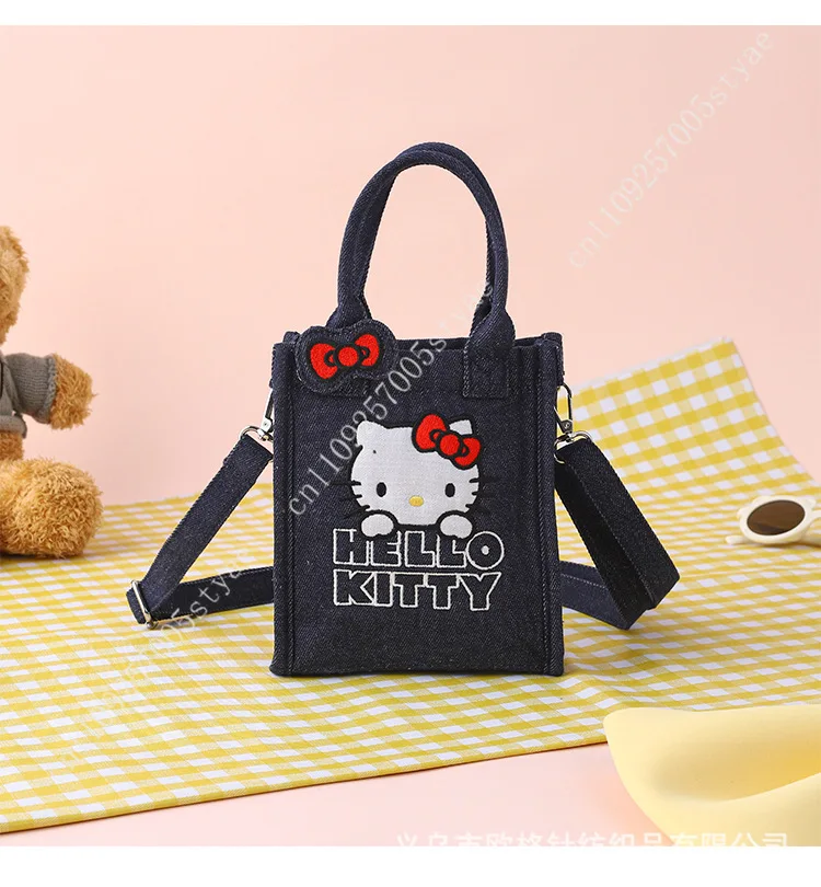 

Джинсовая сумка-кроссбоди для телефона Sanrio Hello Kitty — милая, портативная и идеально подходит для прогулок. Размеры: 16 × 18 × 5,5 см.