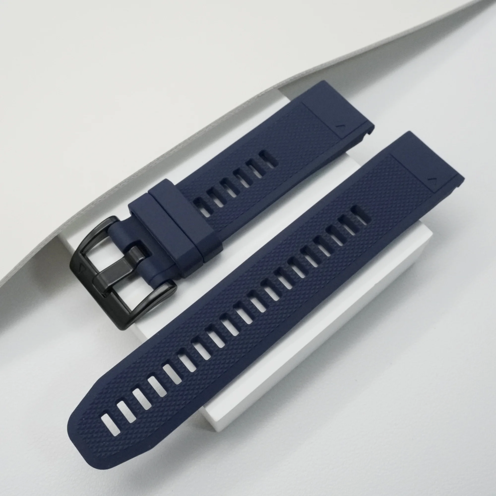 حزام السيليكون مناسب لـ Garmin 22 و26mm، بألوان غنية وأنماط مختلفة.