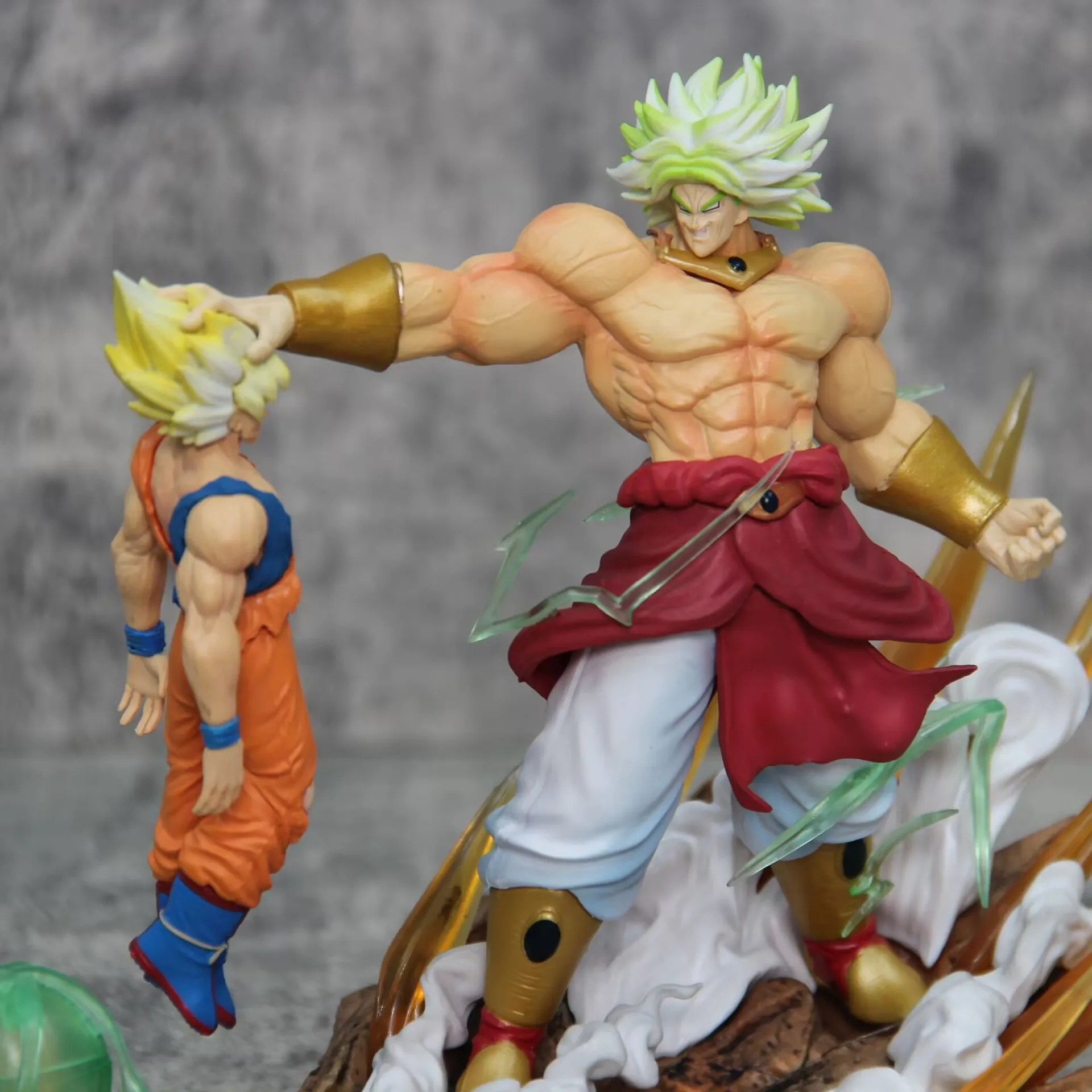 In stock Anime Broly Dragon Ball Figures Broli VS Goku Action Figures PVC Super Saiyan Son Goku Model OrnamenToys Christmas Gift