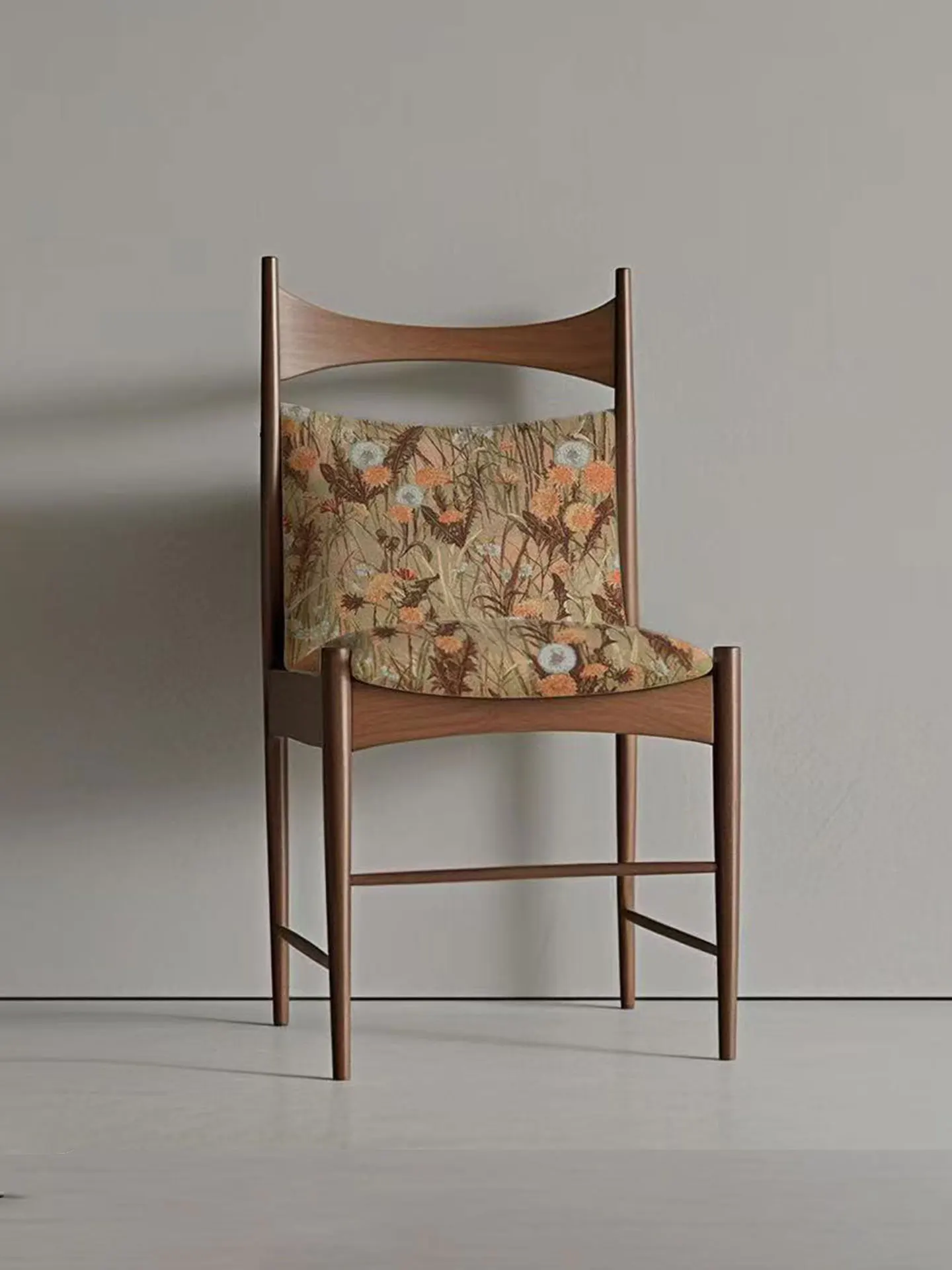 كرسي بمسند ظهر بسيط عالي الجودة بتصميم فندق كرسي تاج من القرون الوسطى كرسي طعام منزلي من الخشب الصلب بتصميم كلاسيكي فرنسي