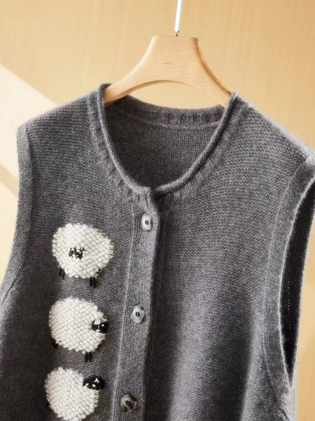 

Весенне-осенний новый жилет из 100% чистого кашемира с толстой вышивкой и тремя ягнят, модный женский кардиган с круглым вырезом и джокером.