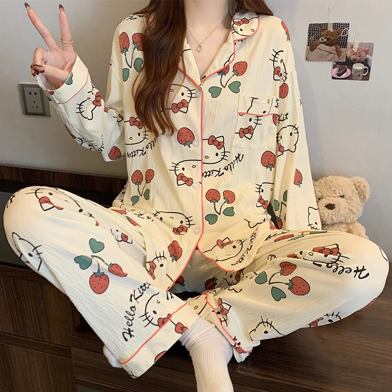 Conjunto de pijamas con estampado de Hello Kitty para mujer, ropa de descanso japonesa dulce de dos piezas con fresa, cárdigan de manga larga con solapa, Top y pantalones