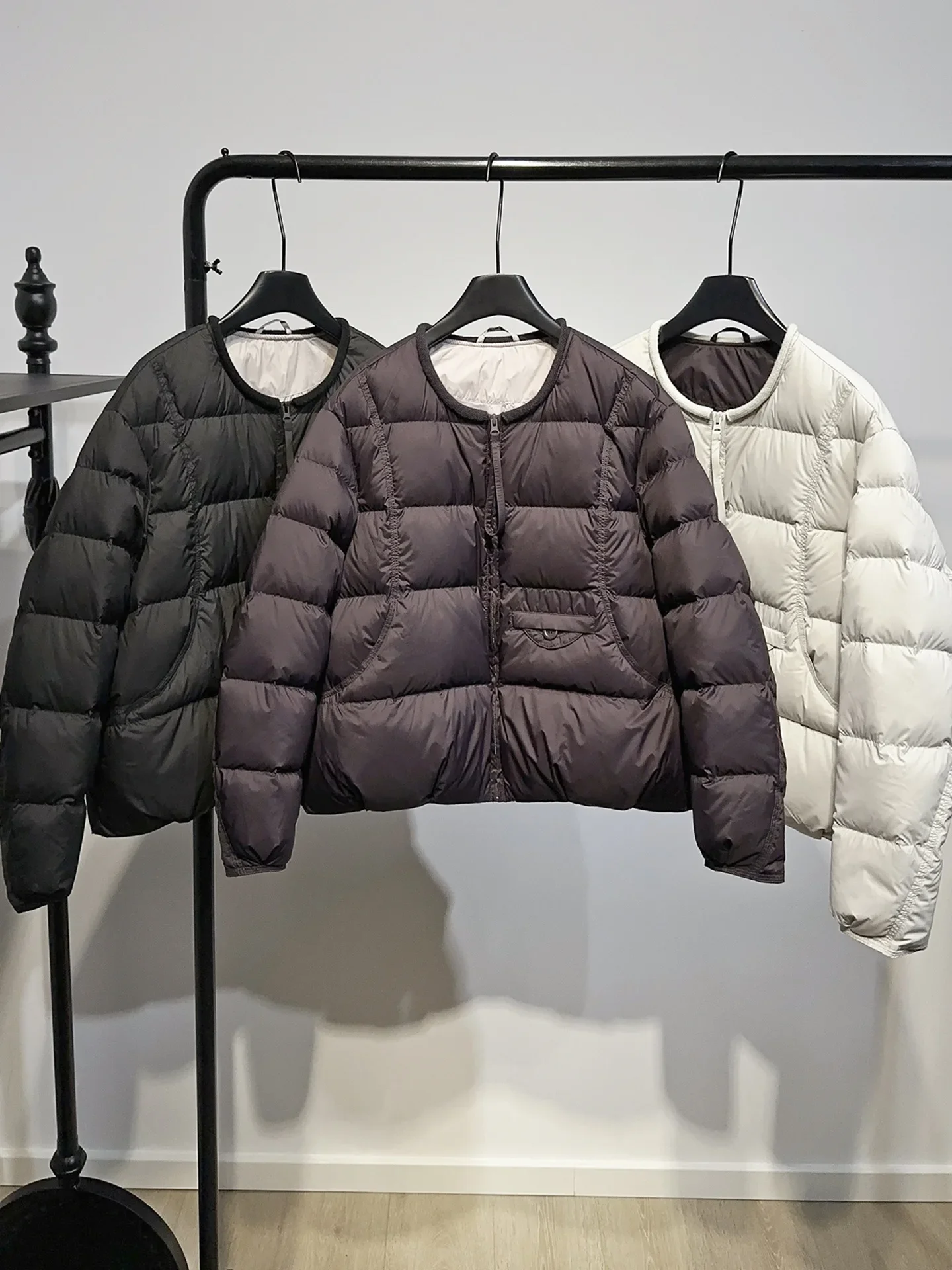 سترة نسائية شتوية قصيرة خفيفة الوزن للغاية ورقبة دائرية معطف منتفخ كاجوال أنيق على طراز الشارع للارتداء اليومي #4