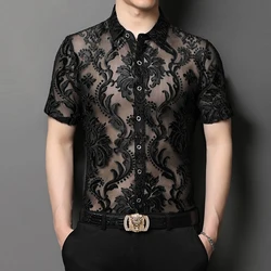 Nueva moda, camisa transparente con bordado Floral para hombre, camisas informales sexis transparentes para hombre, blusa transparente de encaje para fiesta Social, ahuecada