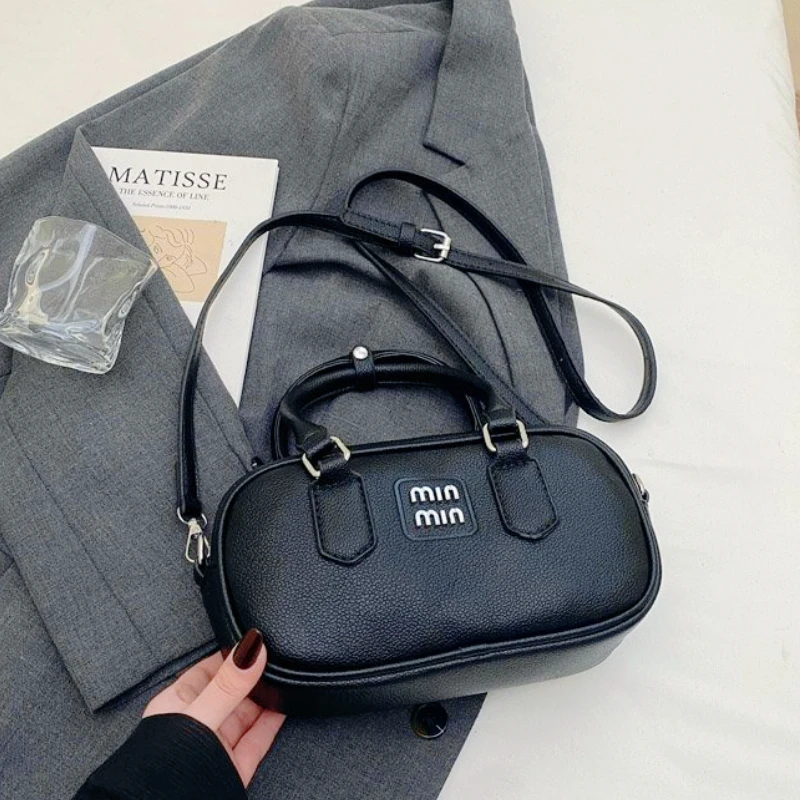 

Light Luxury Niche Handbag Featuring French Inspiration, Hand-Carry Design For Daily Commuter Use And Elegance