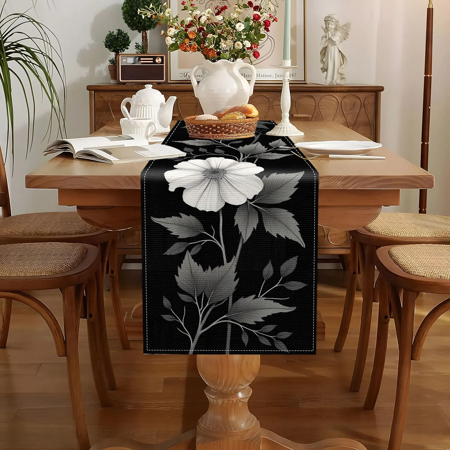 قطعة واحدة من مفرش طاولة على شكل زهور باللونين الأبيض والأسود، خلفية سوداء مع زهور بيضاء ورمادية وأنماط أوراق شجر، مناسبة لطاولات الطعام المنزلية البسيطة، وتخطيط المقهى على الطراز الأسود والأبيض، وحفلات التصوير الفوتوغرافي المنزلي البسيط المتخصصة باللونين الأبيض والأسود والأسود #2