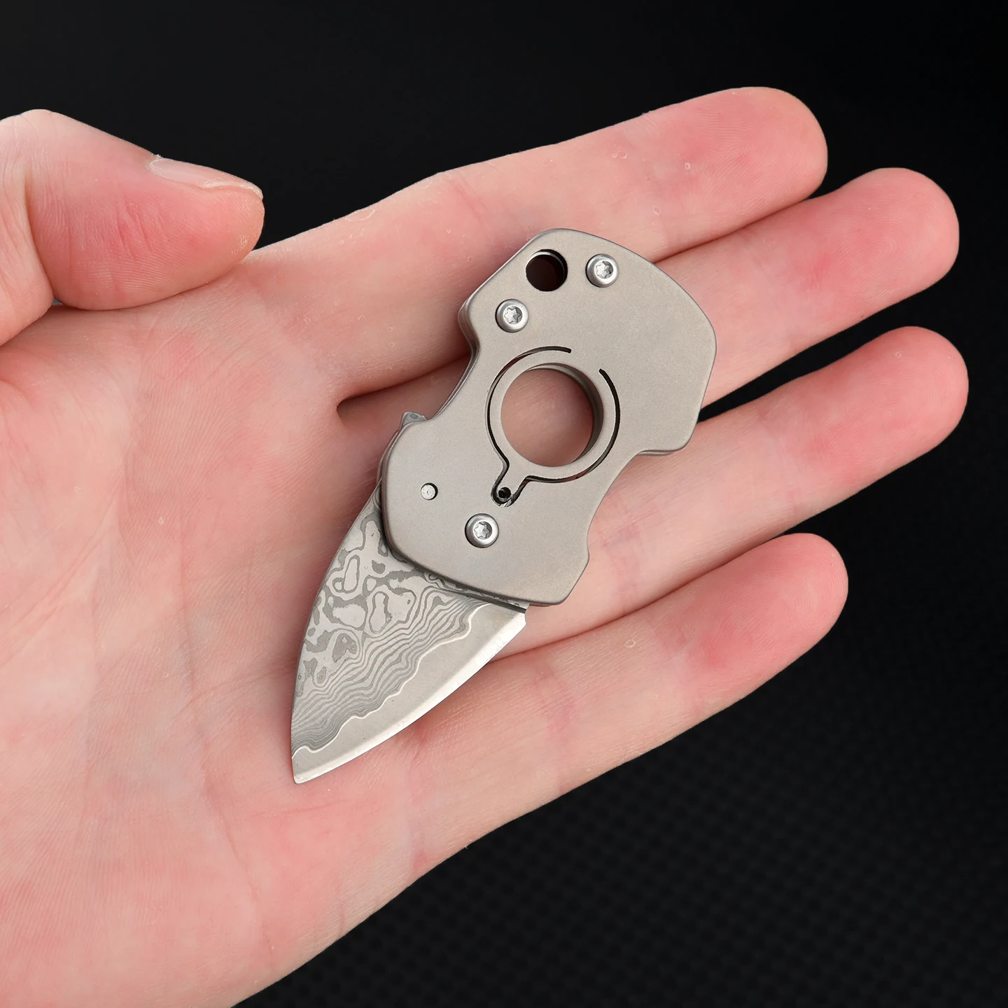 CNC Titanlegierung Mini-Klappmesser mit Damastklinge, tragbares Outdoor-EDC-Werkzeug zum Aufhängen, Camping, Unboxing, schnell zu öffnendes Messer – Detail 8