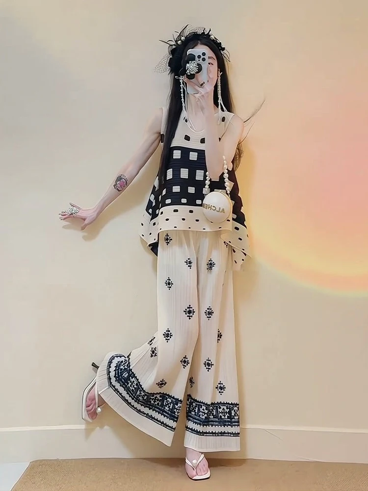 

Женский летний костюм: шелковый топ и брюки с высокой талией и широкими штанинами, модный повседневный образ