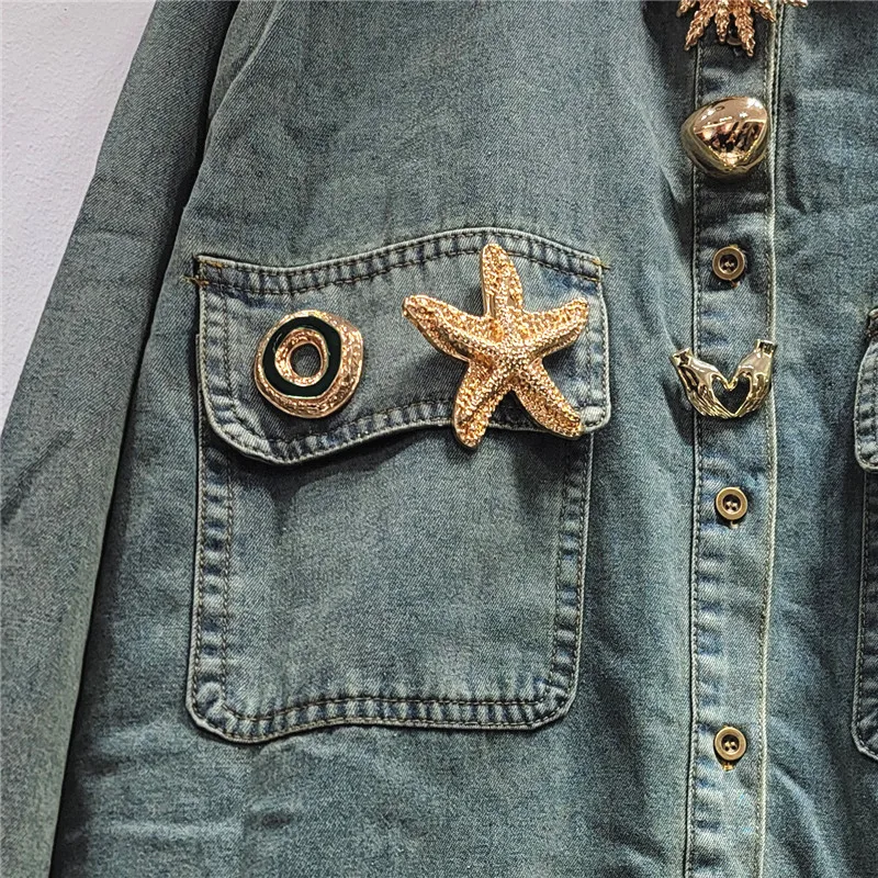 2026 Neues, mit Metallschnalle verziertes, modisches, stilvolles Design, Umlegekragen, lockeres, mittellanges Jeanshemd für Damen, Frühlingsoberteile