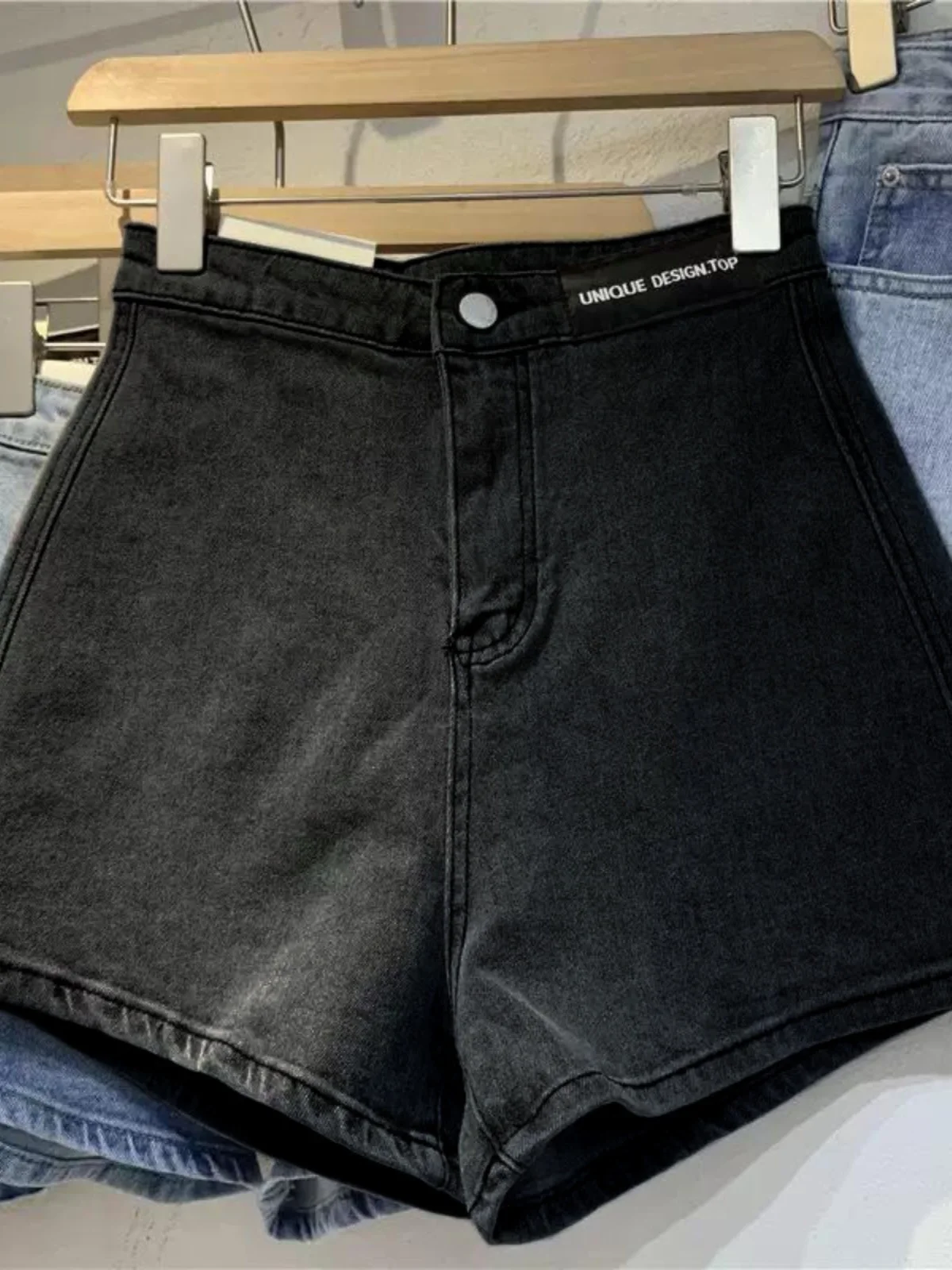 

Джинсовые шорты с высокой талией, широкими штанинами и асимметричным кроем, из смесового полиэстера и хлопка, летние, облегающие, с фиксированным кроем.