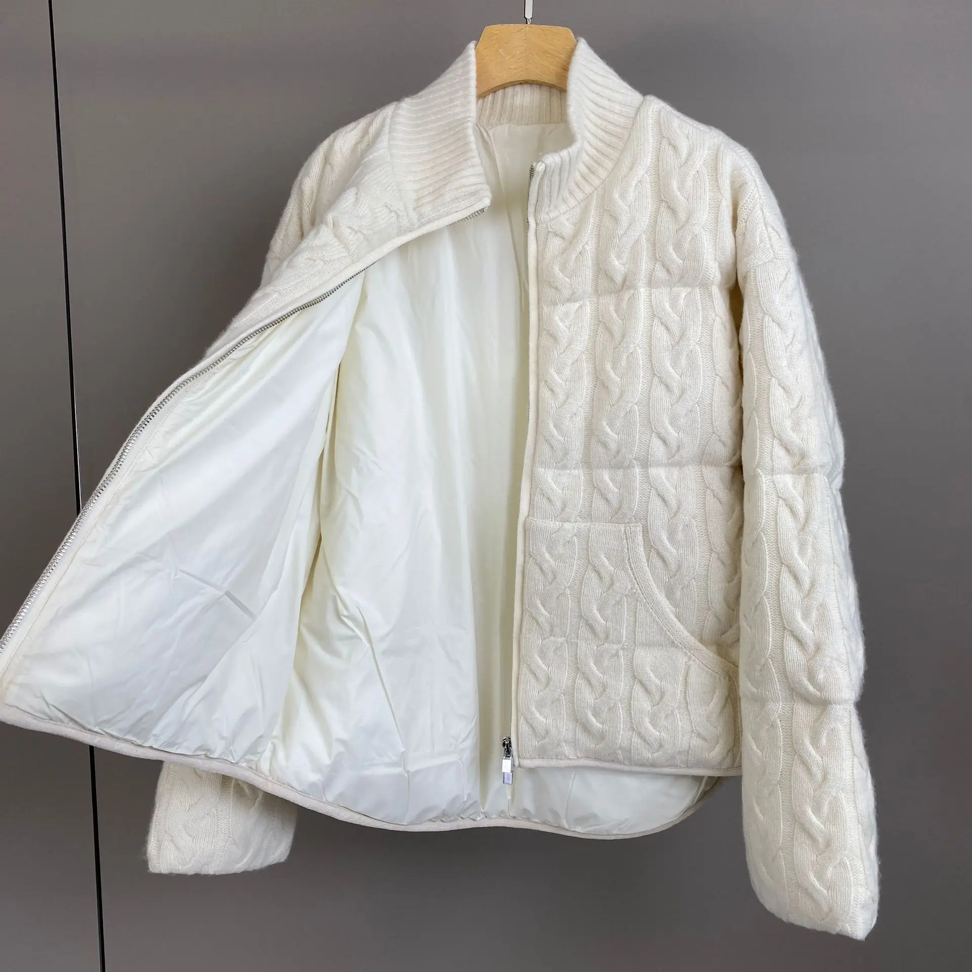 Herbst und Winter neue hochwertige gestrickte Stehkragen gestrickte Kaschmir-Gänsedaunenjacke modisch und vielseitig lässig