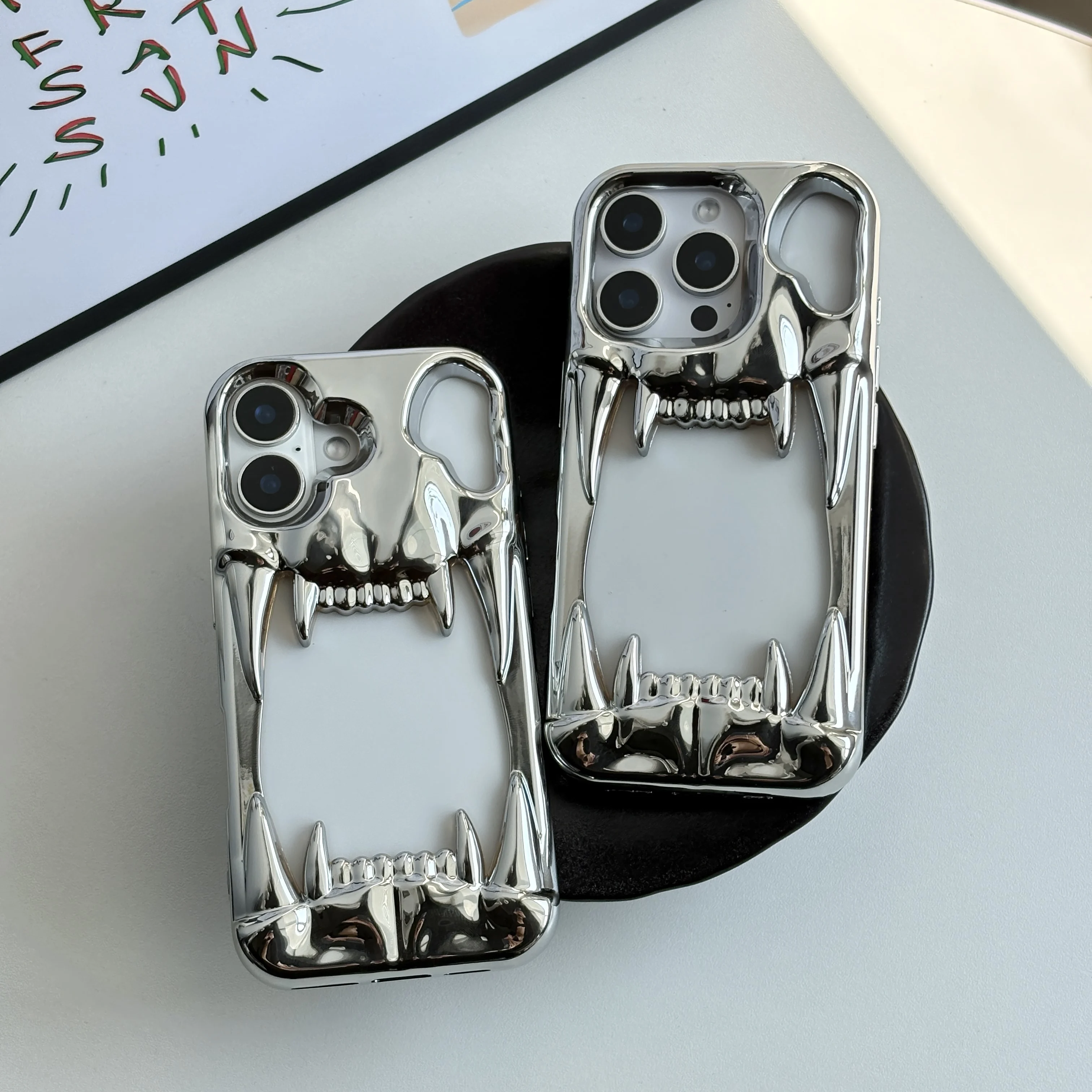 Stilvolle coole Metall-Schutzhülle mit glänzendem Silber und schwarzem Totenkopf-Motiv, hohle Wärmeableitung, weiche Schutzhülle für iPhone 12, 13, 14, 15, 16, 17 Pro Max