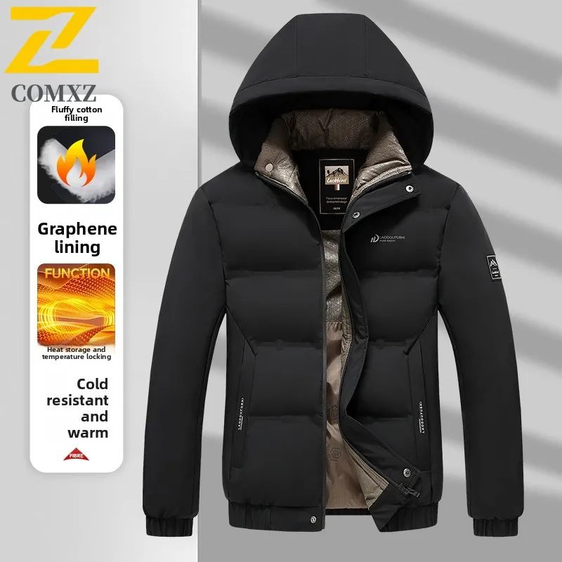 سترة قطن رجالية جديدة لعام 2025 عصرية متعددة الاستخدامات من القطن السميك للحماية من البرد والدفء مع قلنسوة في الهواء الطلق سترة شتوية فضفاضة