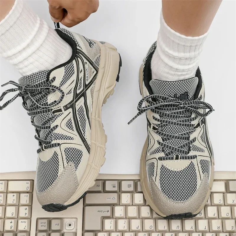 جودة عالية أحذية رياضية جديدة الرجال النساء أحذية خفيفة أنيقة مع محايد المضادة للانزلاق المضادة للرائحة الأداء الساخن بيع حذاء الجري الرجعية