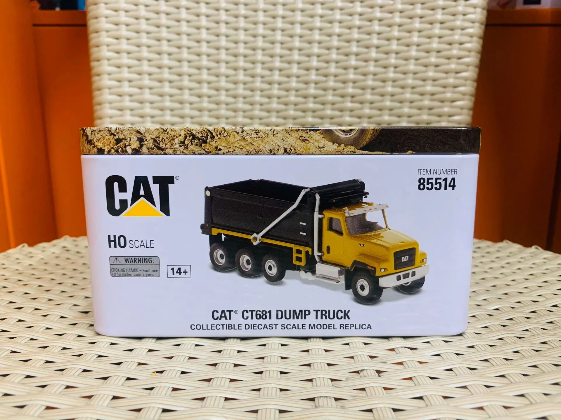 CT681 Dump Truck 1/87 HO Scale DieCast Model DM85514 New in Box