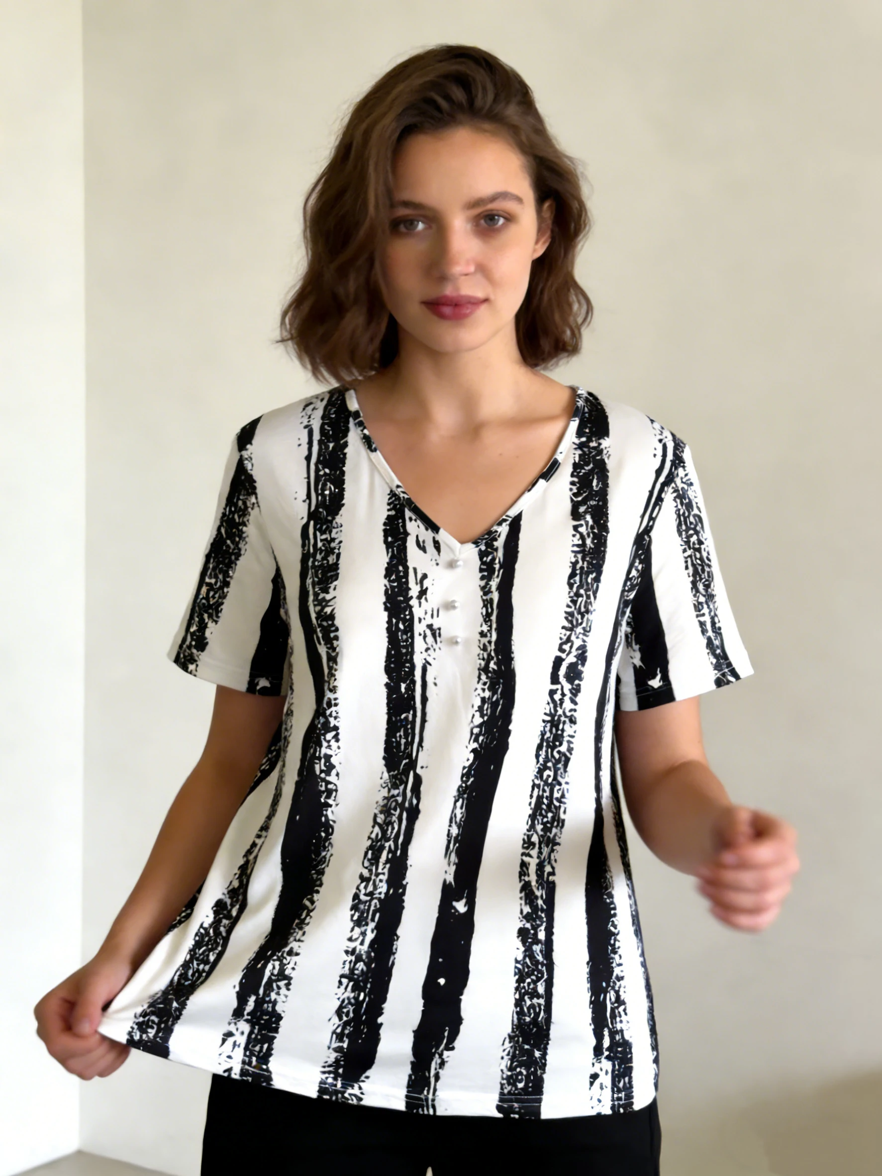 T-shirt à manches courtes rayé noir et blanc, grande taille, avec col en v et embellissements de faux boutons, haut d'été ample et décontracté