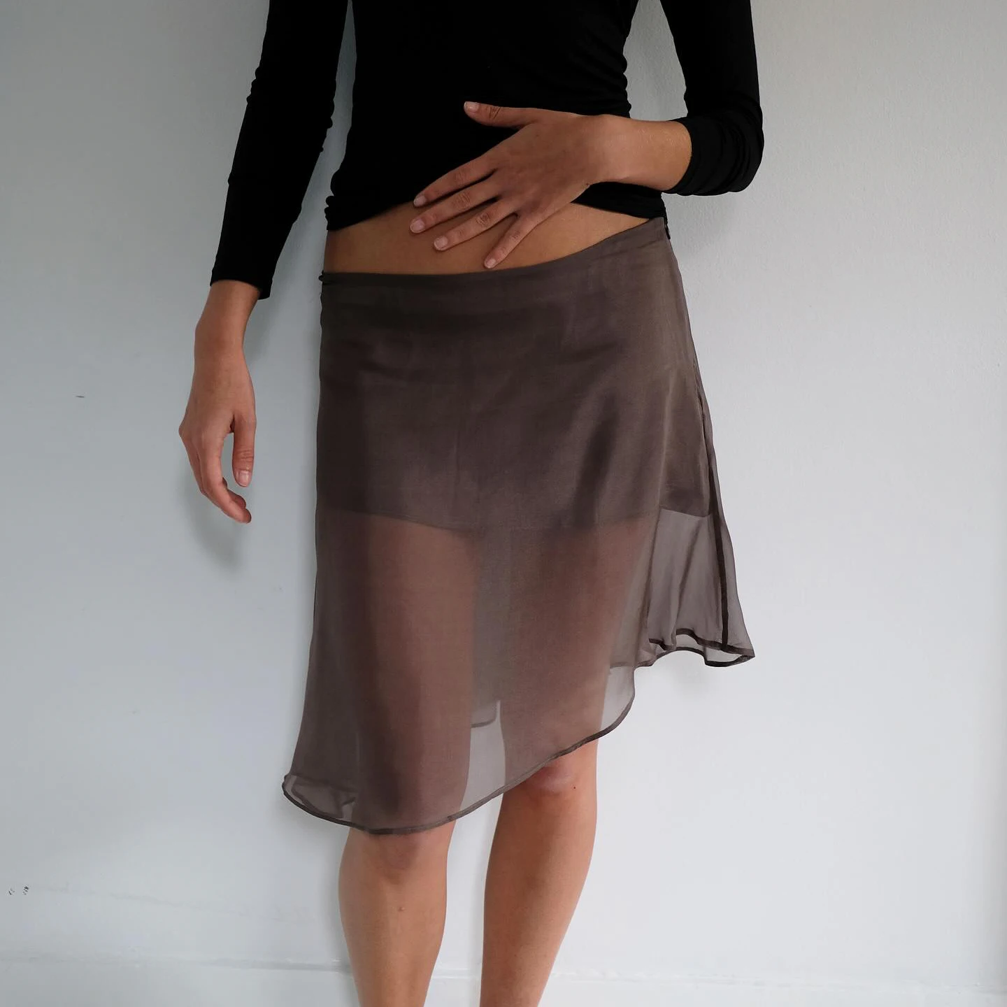 SUCHCUTE Damen Y2K Midirock aus transparentem Chiffon mit niedriger Taille, asymmetrischem Saum, lässig, einfarbig, aus Mesh, schmal geschnitten, A-Linie, Streetwear-Rock, Coquette – Detail 19