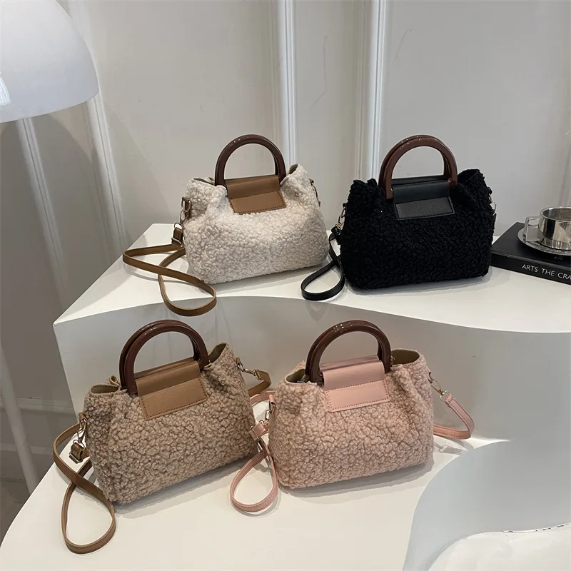 

2026 New Plush Fabric Women's Shoulder Crossbody Bags Small Fashion Lambs Wool Fluffy Fur Winter Female Bag Designer Handbags