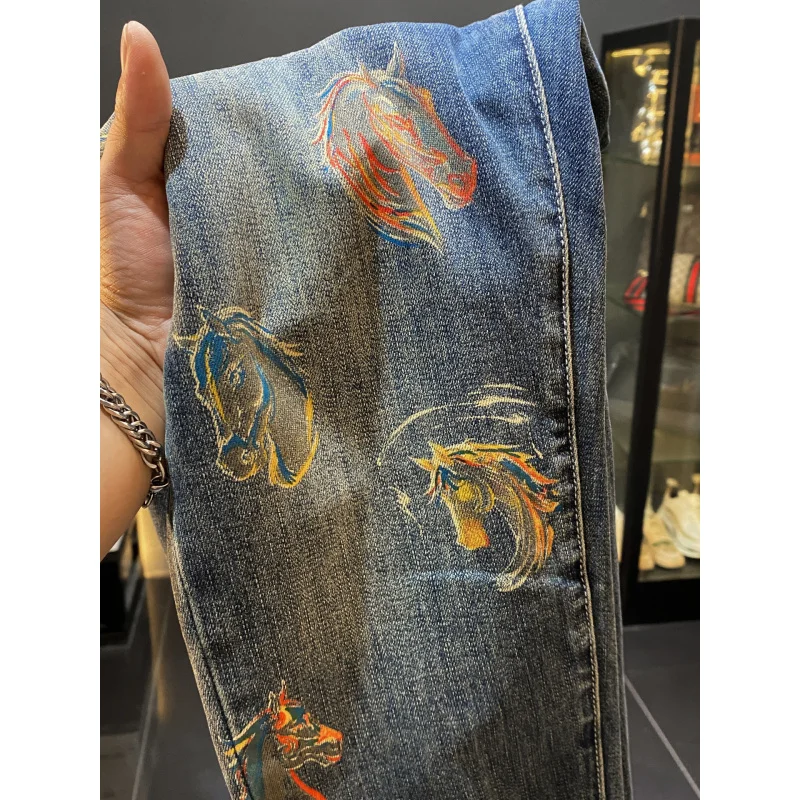 الخريف الجينز الرجال 2025 الاتجاه الجديد ضوء فاخر مطبوعة أقدام صغيرة الراقية مستقيم الساق السراويل المرنة غير رسمية