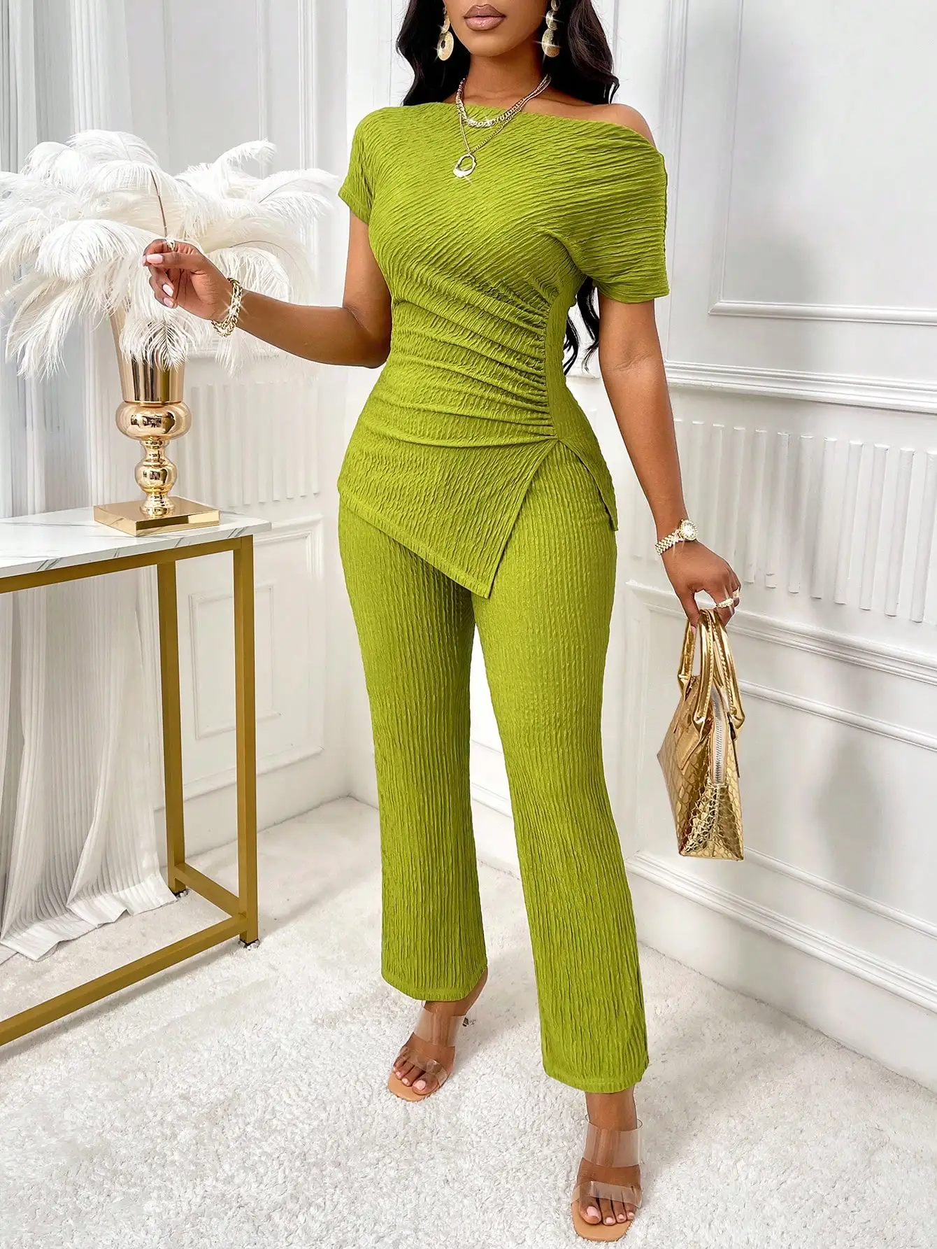 Set top asimmetrico verde con volant e pantaloni a zampa svasata, completo estivo casual in due pezzi per donna