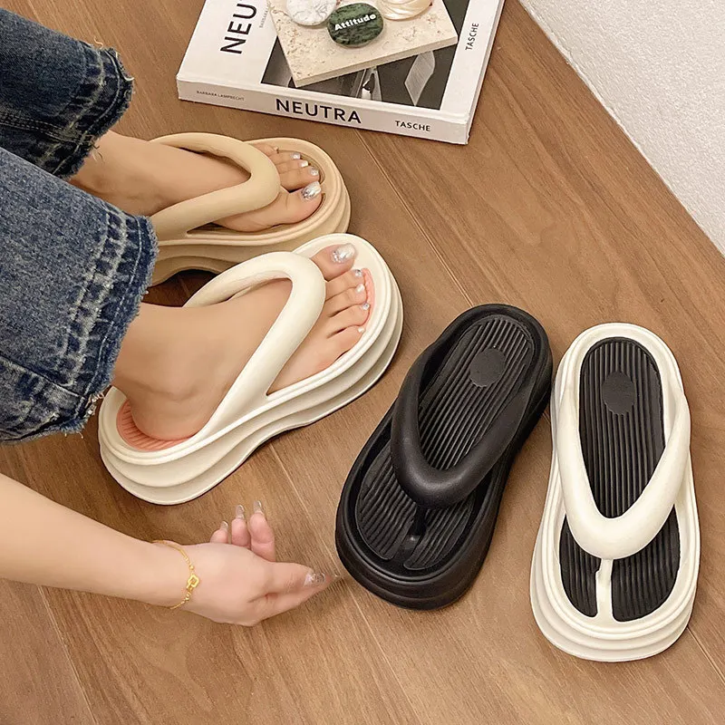 Nuevas zapatillas antideslizantes de suela suave elevada para mujer, sandalias gruesas de EVA con suela suave y plataforma para el hogar, sandalias de verano